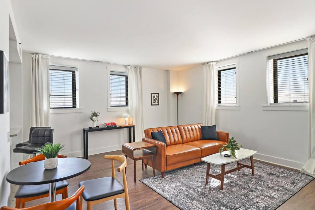 芝加哥2BR Stylish Apartment in Hyde Park - Shoreland 1320的客厅配有沙发和桌子