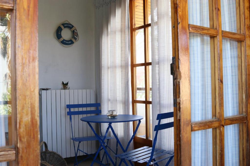 吉诺萨滨海B&B Il Timone - Ginosa Marina的一张蓝色的桌子和两张蓝色的椅子