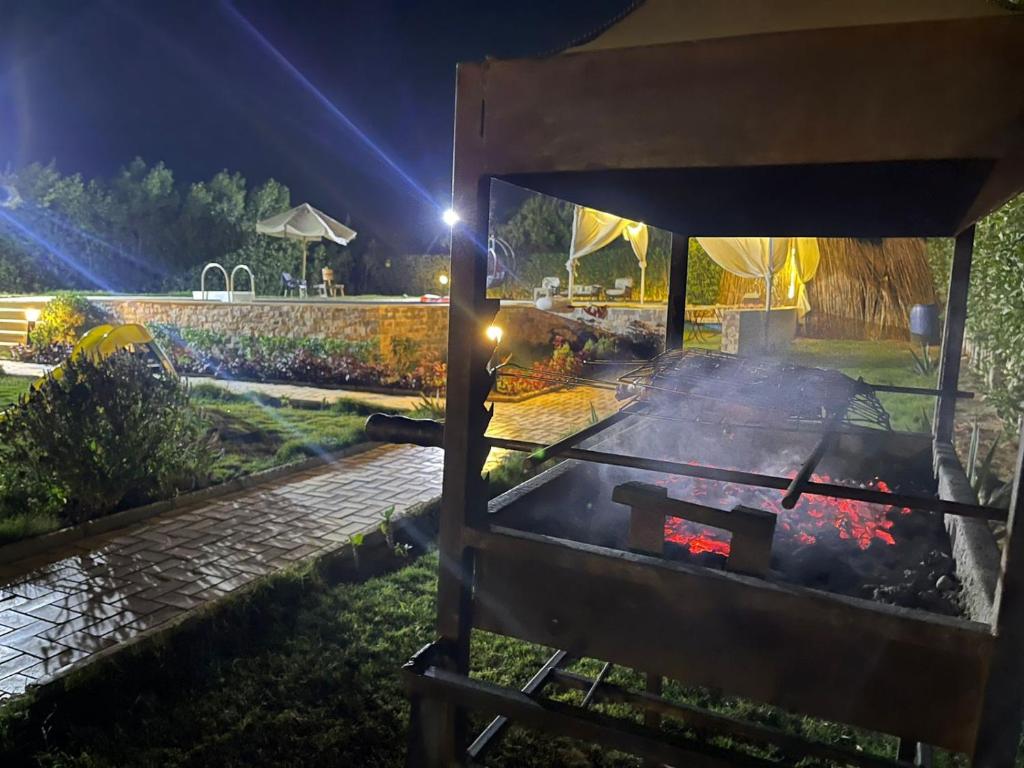 El-QaṭṭaDija's holiday rental的花园的烧烤