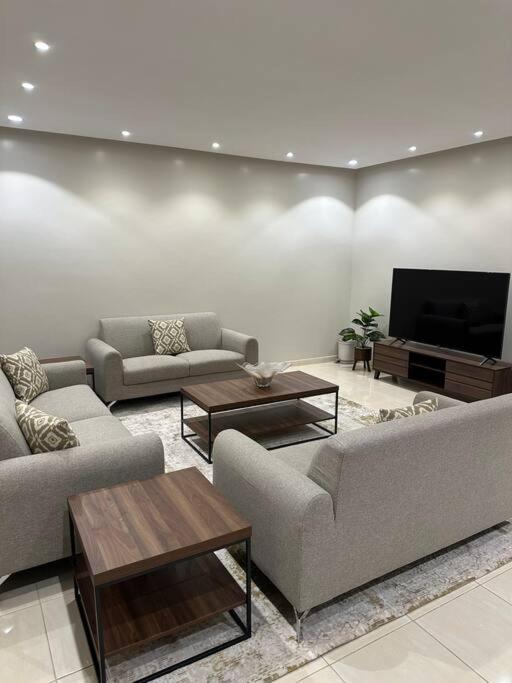 麦地那وحدة سكنية فاخرة 2 Luxury residential unit的带沙发和平面电视的客厅