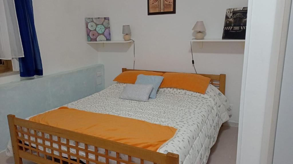 加埃塔Country House Gaeta的一间卧室配有一张带两个枕头的床
