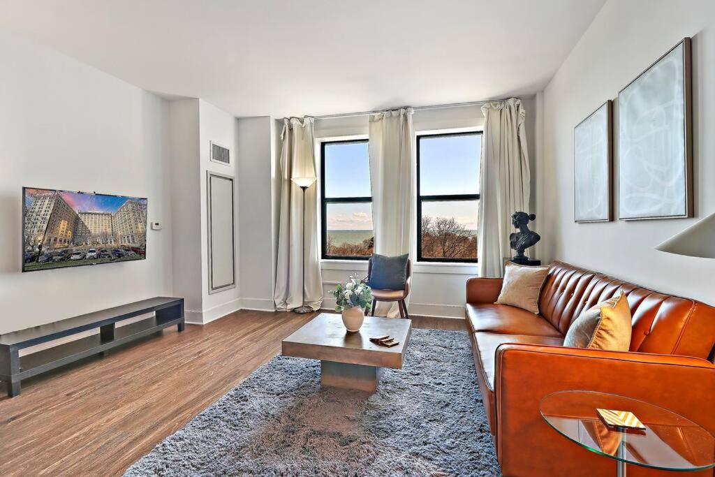 芝加哥Chic & Elite 1BR Apartment in Hyde Park - Shoreland 714的带沙发和2扇窗户的客厅