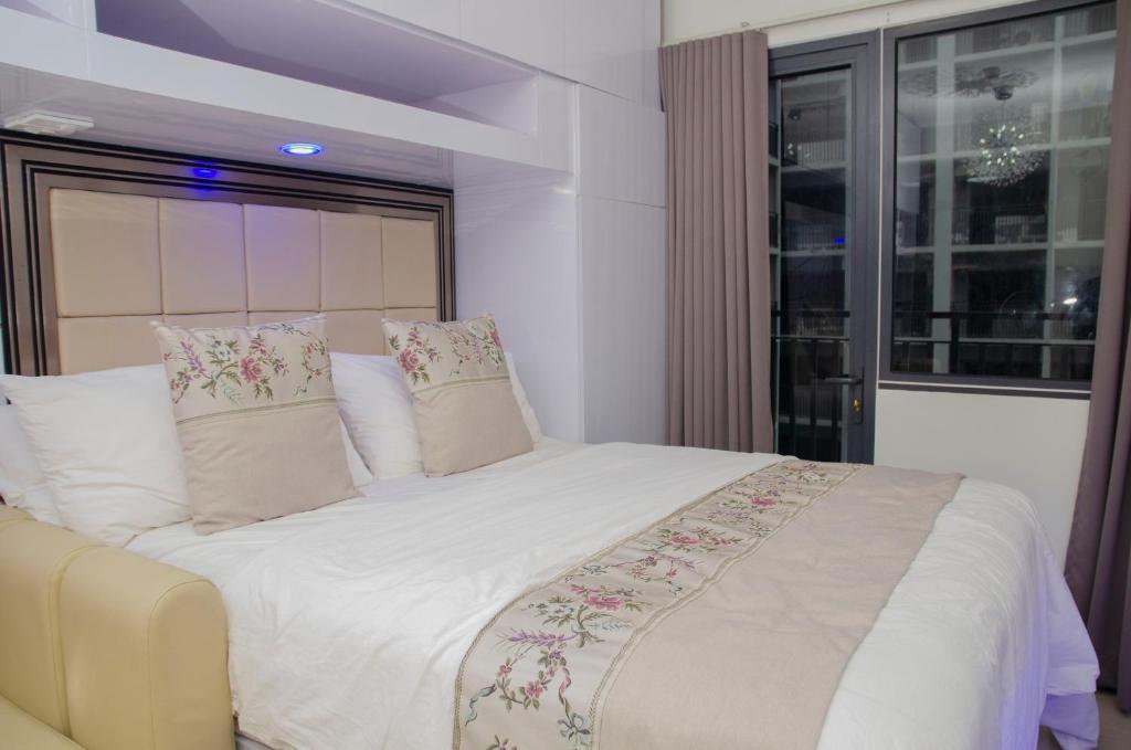 马尼拉Condo Home Near MOA and Airport的卧室配有带枕头的大型白色床