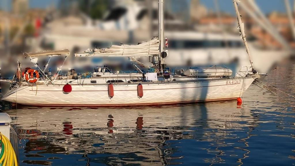 热那亚sailing Delfina的白船坐在水里