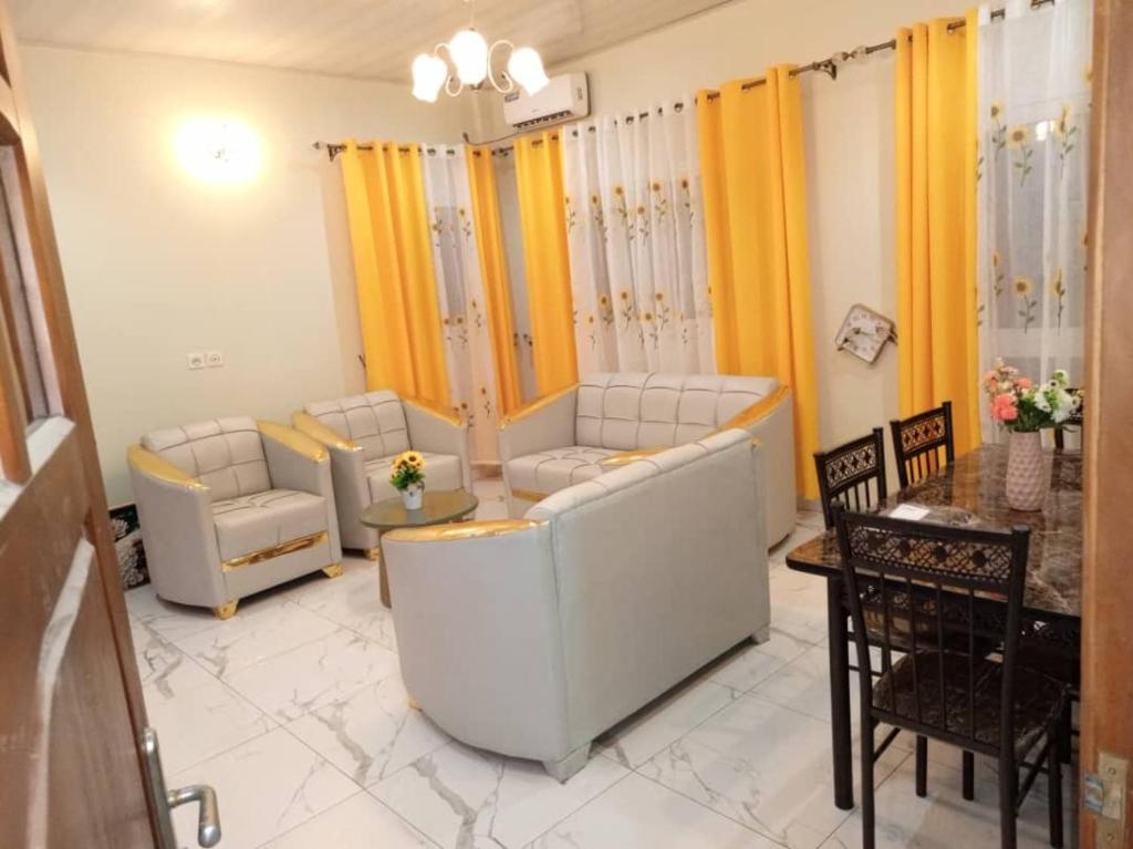 杜阿拉RESIDENCE WALNICK的带沙发、椅子和桌子的客厅