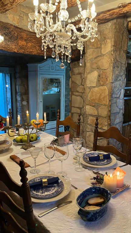 RojalsMasiadenjust的餐桌,配有吊灯、盘子和蜡烛