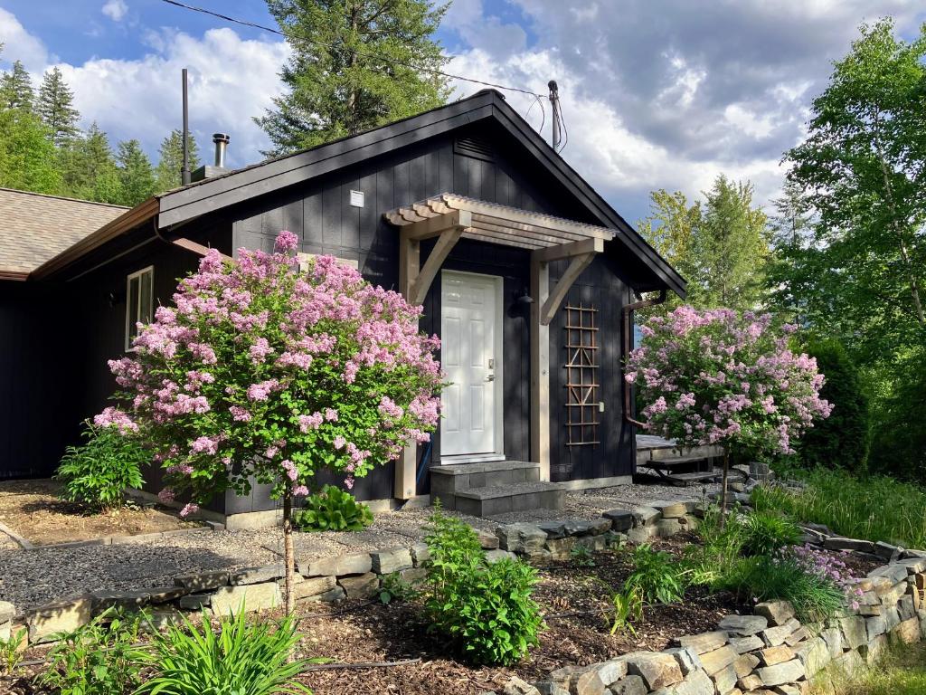 克利尔沃特Gurus Of Gravel Bike Retreat Guest Suite的前面有粉红色花的小房子