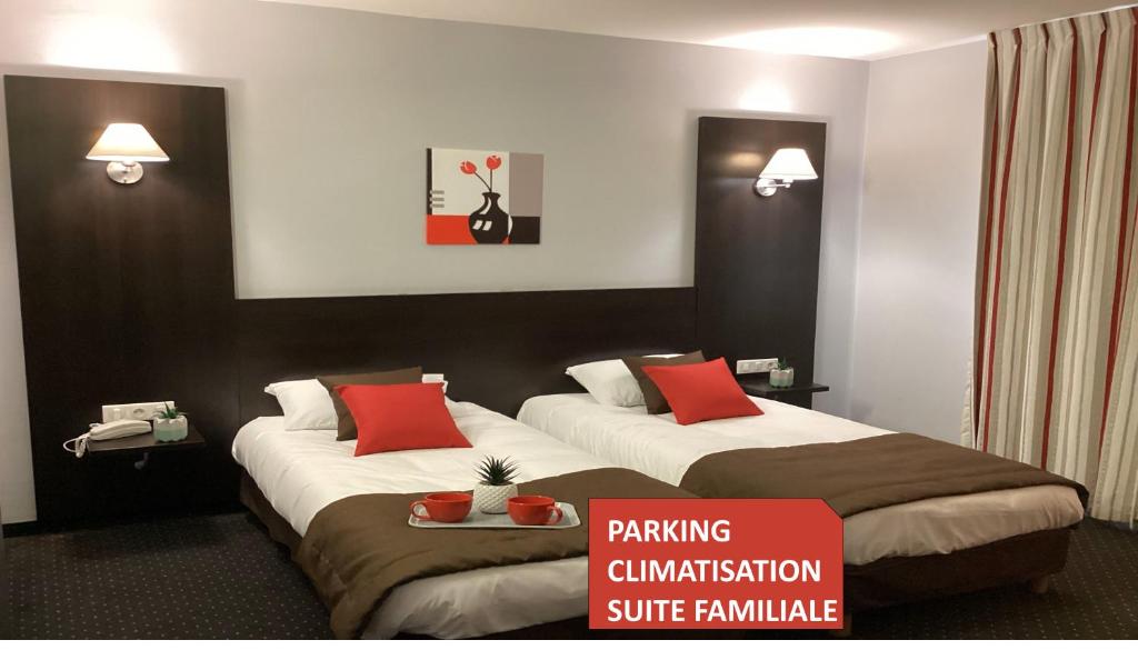 卢尔德联盟酒店的在酒店房间设有两张床,上面标有停车刺激最高检查标志