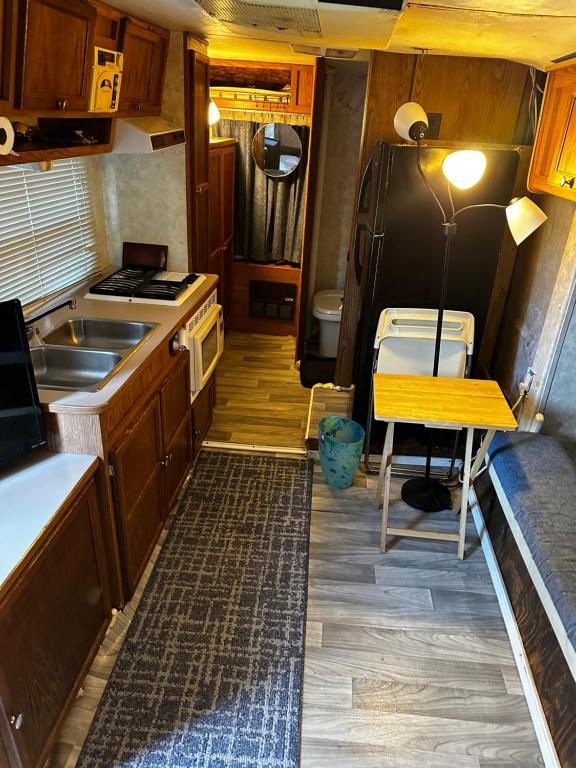 迈阿密Black castle RV2的厨房配有桌子、炉灶和冰箱。