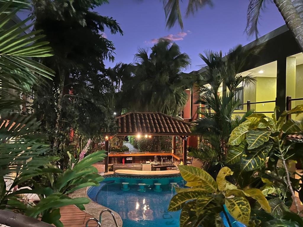 奥罗蒂纳Hotel Iguana Verde的一个带游泳池和房子的度假胜地