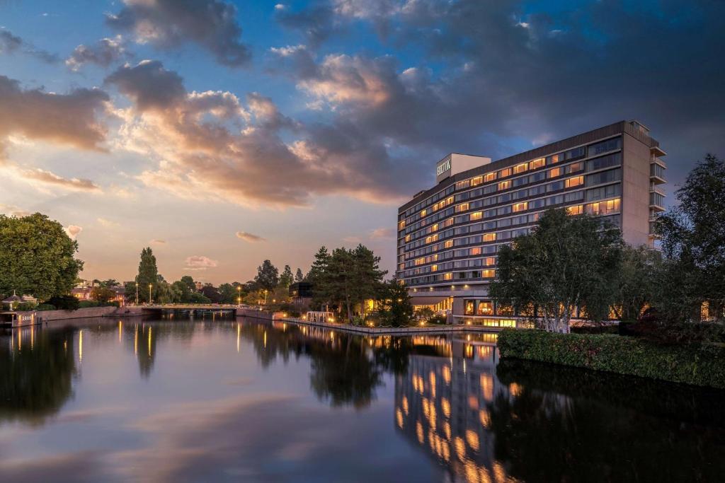 阿姆斯特丹阿姆斯特丹希尔顿酒店的河边的建筑物,有建筑物