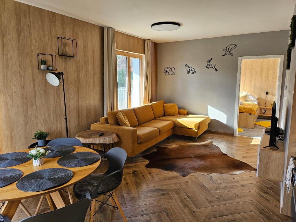 道尼库宾Apartmán Hillside Y24的客厅配有沙发和桌子