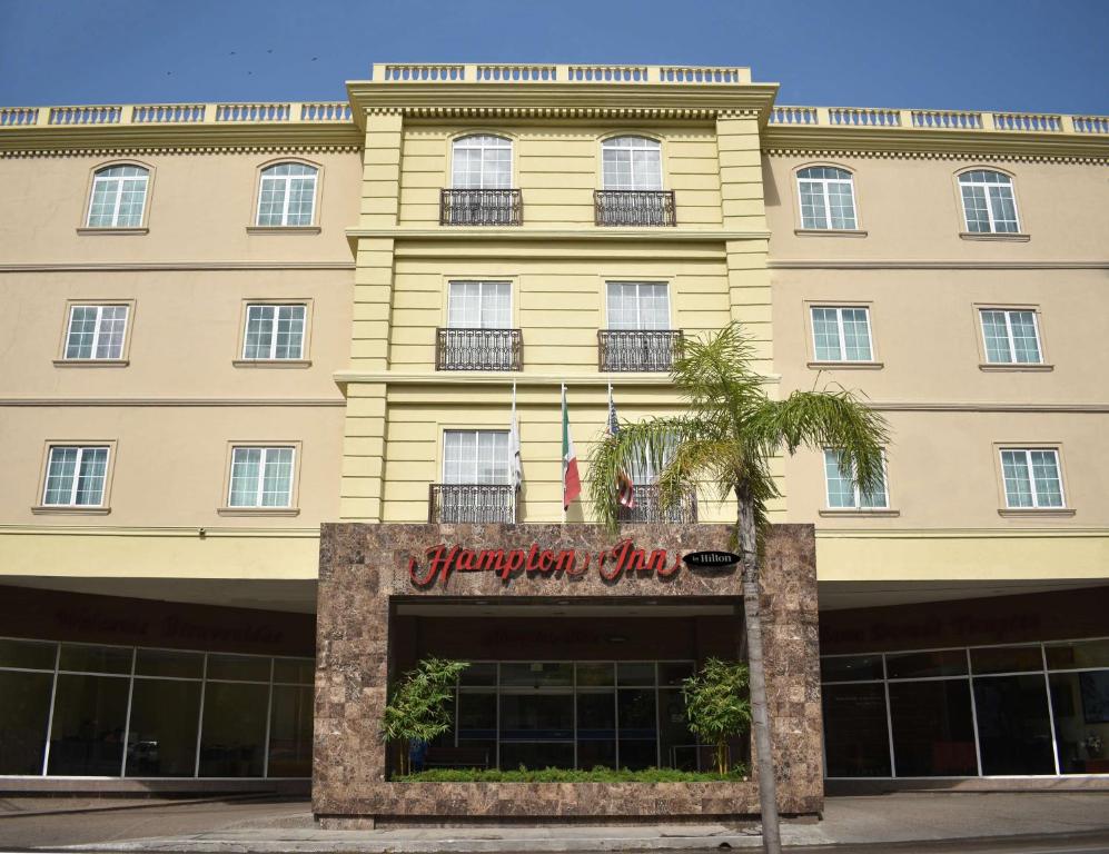坦皮科Hampton Inn Tampico Zona Dorada的前面有标志的大建筑
