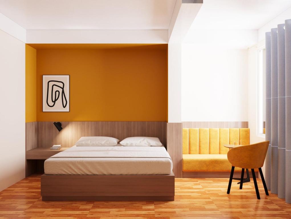 萨帕FIRONA FLY HOTEL的一间卧室配有一张床和一把椅子
