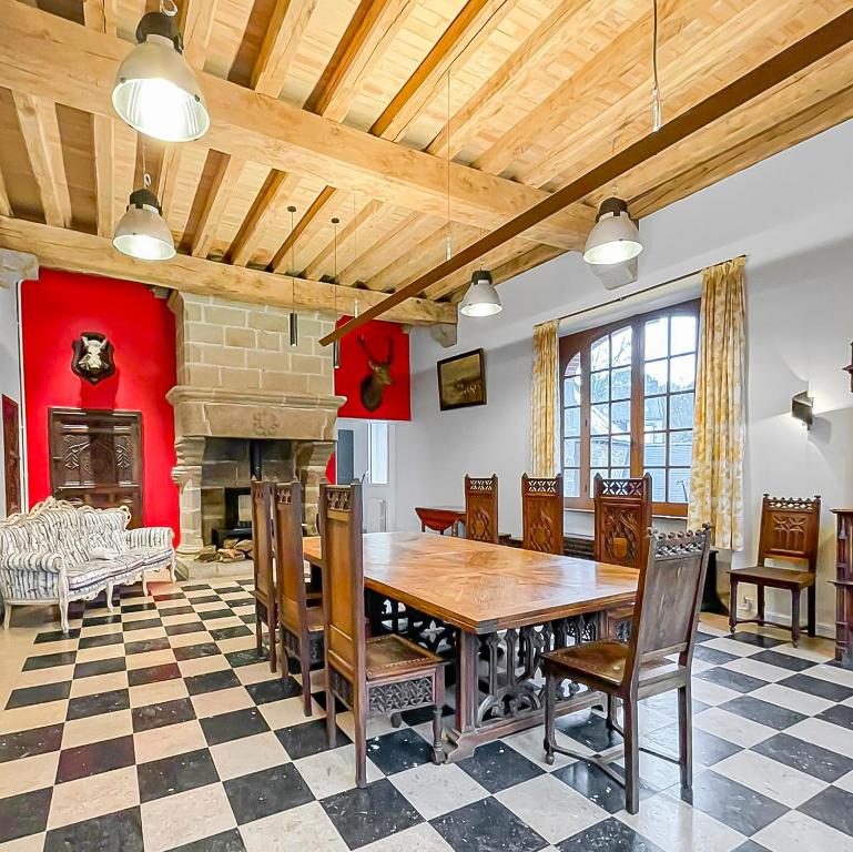 QuintinDemeure d'exception dans vaste domaine的一间带桌子和壁炉的用餐室