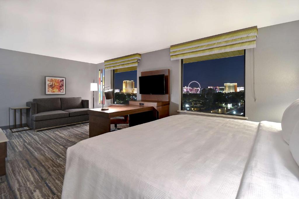 拉斯维加斯Hampton Inn & Suites Las Vegas Convention Center - No Resort Fee的酒店客房设有一张床和一个大窗户