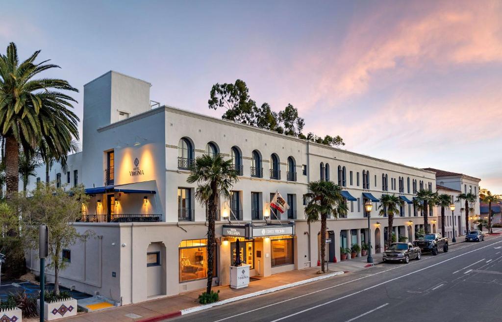 圣巴巴拉Hotel Virginia Santa Barbara, Tapestry Collection by Hilton的一座白色的建筑,位于一条种有棕榈树的城市街道上