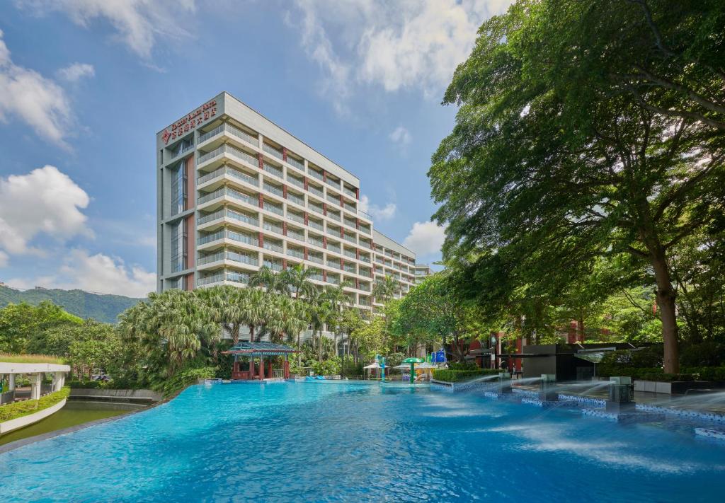 深圳深圳大梅沙京基海湾大酒店的大楼前的游泳池