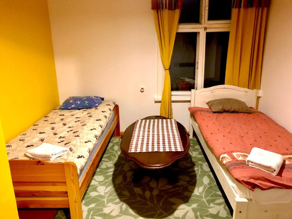 TapaKahene tuba的带窗户的客房内设有两张单人床。