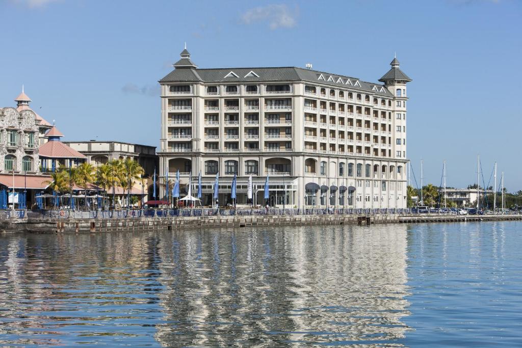 路易港拉布尔多内海滨酒店的水体旁的白色大建筑