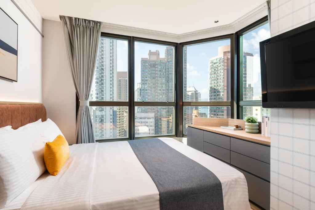 香港香港中环荷李活道一尚酒店的一间卧室设有一张大床和一个大窗户