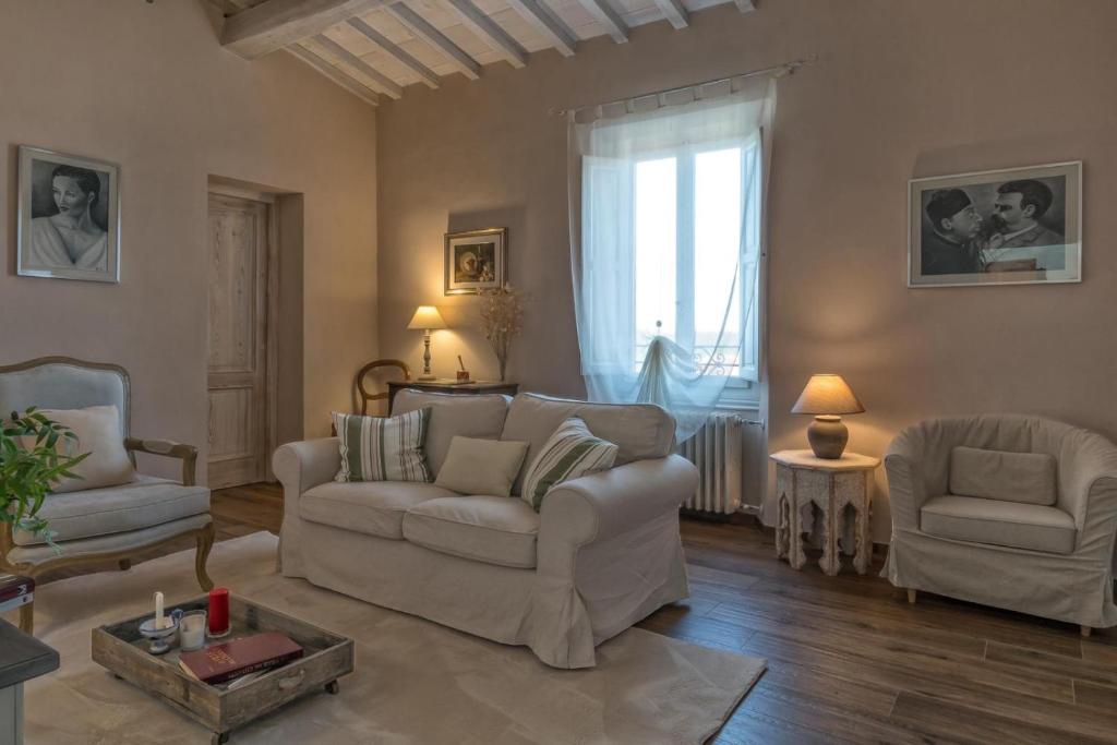 塔瓦尔努泽Casa Cantagalli的客厅配有沙发、两把椅子和窗户