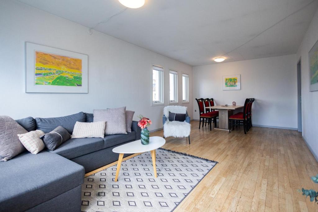 马里博Søpark Apartments的客厅配有沙发和桌子