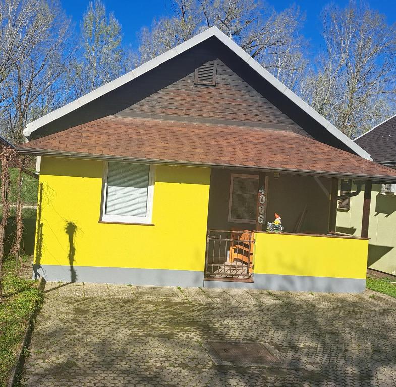 布雷日采Hiša Palček的棕色屋顶的黄色房子