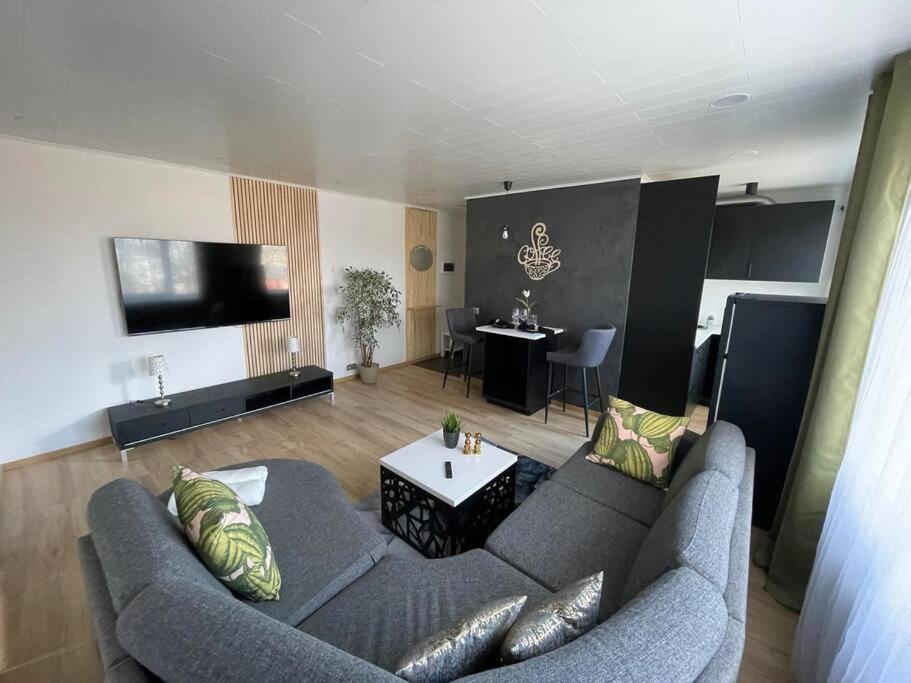瓦尔加Korter asukohaga Valga Linn的客厅配有沙发和桌子