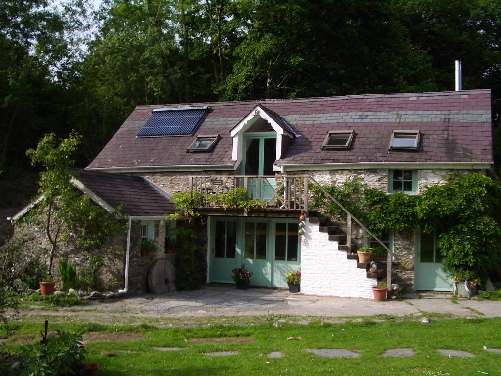LlanilarThe Old Mill Devils Bridge的屋顶上设有太阳能电池板的房子