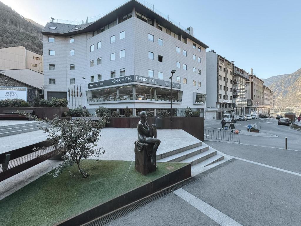 安道尔城Fènix Hotel的一座城市中一座有建筑物的雕像