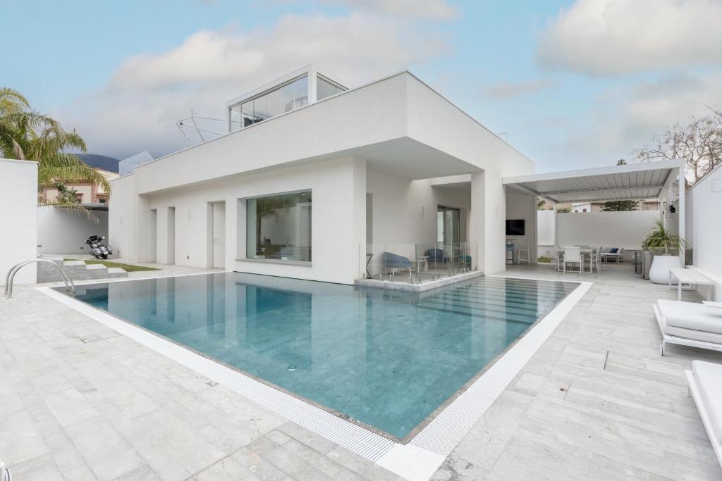 巴勒莫Villa Tritone的一座带游泳池和房子的别墅