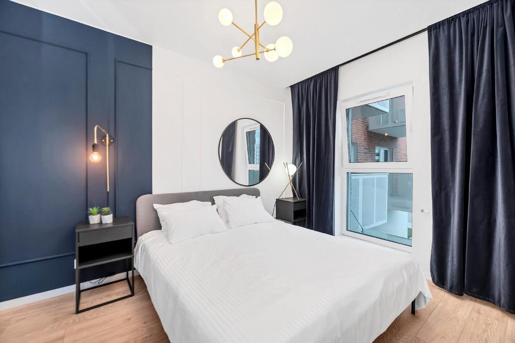 罗兹Lumina 2-room apartment with beautiful view Lodz的卧室配有白色的床和窗户。