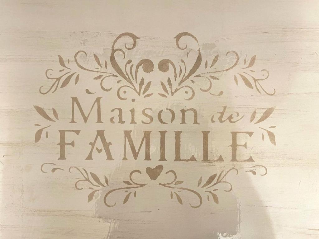 都灵Maison de Famille的墙上的一个标牌,上面写着飞行任务是女性