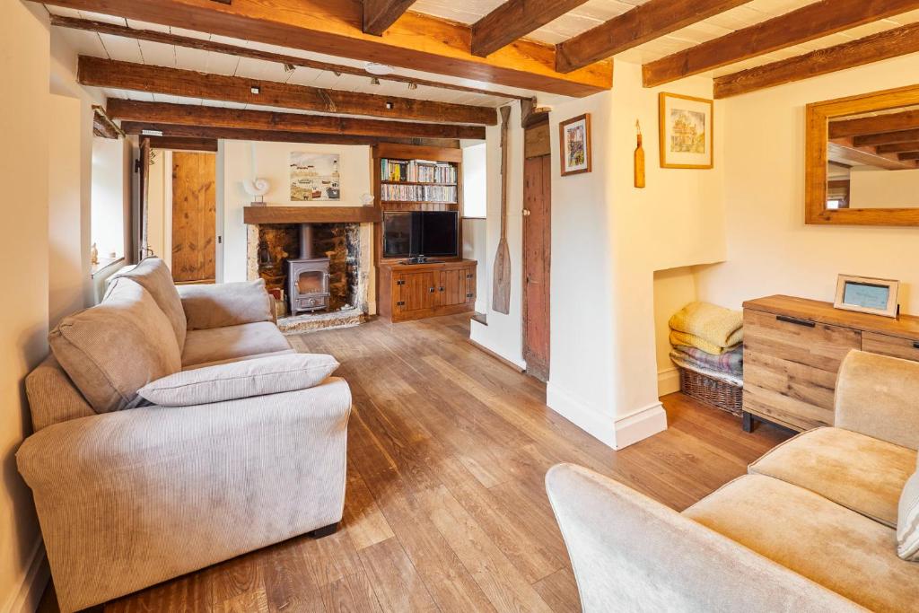 弗莱恩索普Host & Stay - Colcott Cottage的客厅设有两张沙发和一个壁炉