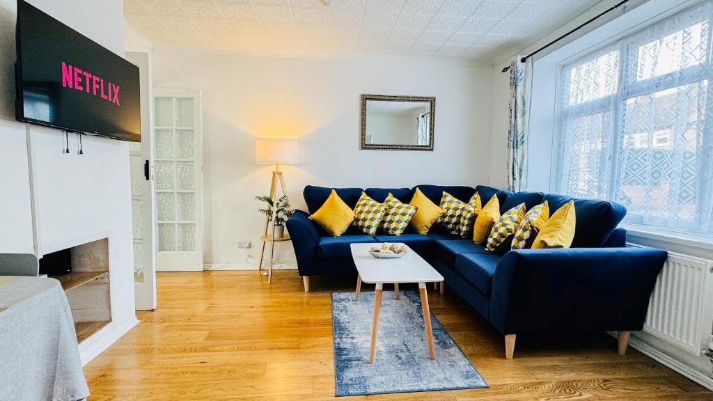 博勒姆伍德Perfect Contractor Stay House I Sleeps 7 People I 20 Percent Off xx LIMITED OFFER xx的客厅配有蓝色的沙发和黄色的枕头。