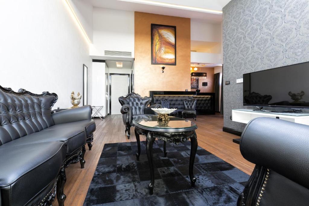 贝尔格莱德诺瓦城加尼精选酒店的客厅配有沙发和桌子