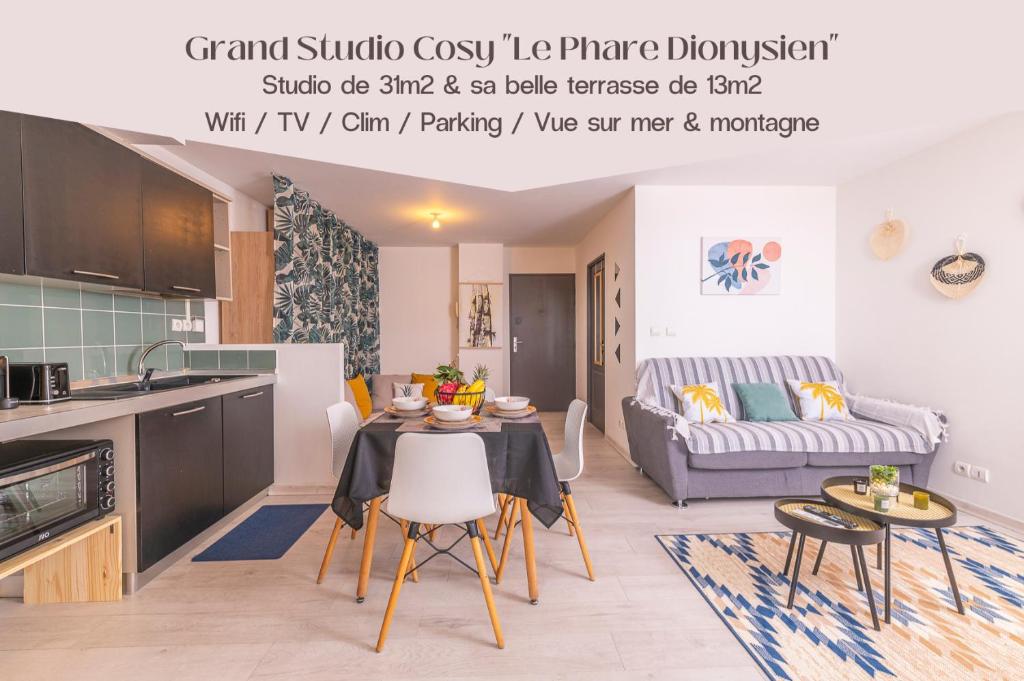 圣丹尼斯Grand Studio Cosy Le Phare Dionysien - Résidence Le Phoenix的厨房以及带桌椅的起居室。