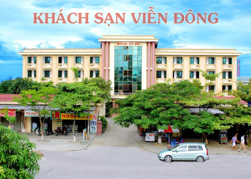 Dong QuanKhách sạn Viễn Đông的前面有停车位的建筑