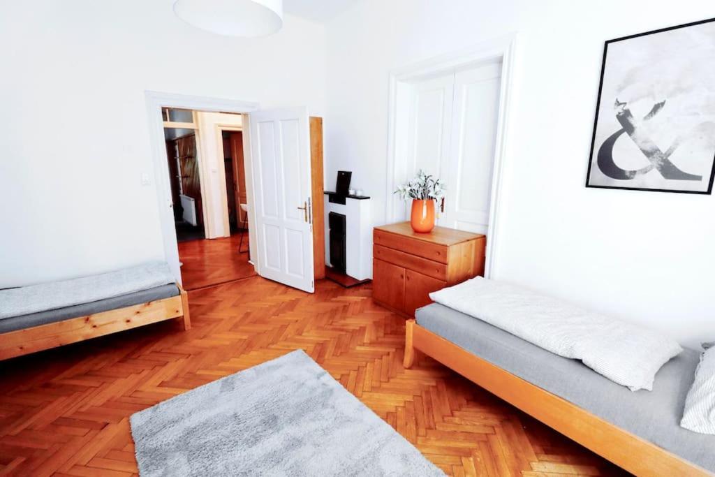 因斯布鲁克Großes, Helles Vintage Apartment mit Parkplatz的客厅设有床铺和木地板