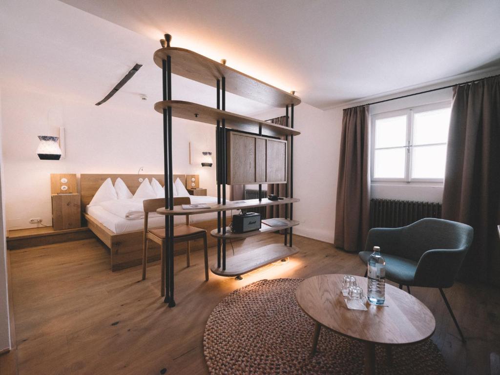 萨尔茨堡artHotel Blaue Gans的酒店客房配有双层床和桌子。