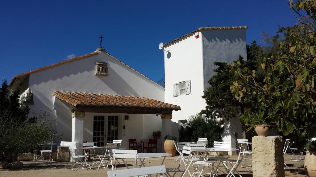 圣马迪拉莫卡夏尔酒店的前面有带桌椅的白色教堂