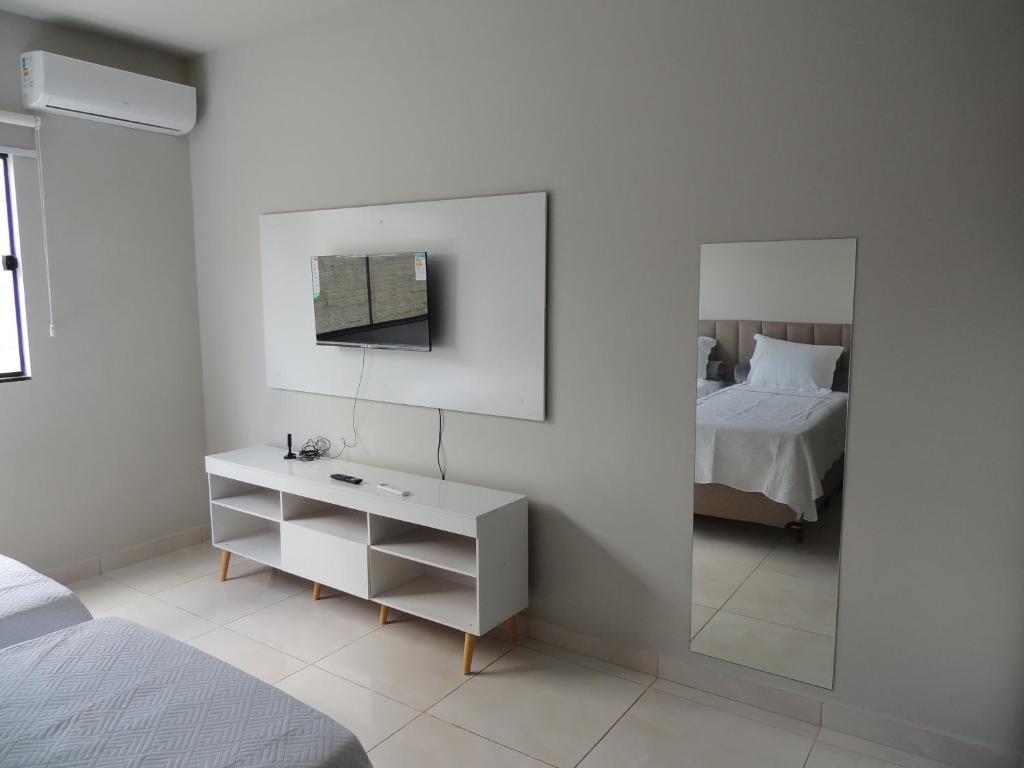 维多利亚-达孔基斯塔Porto Residence的白色卧室配有床和镜子