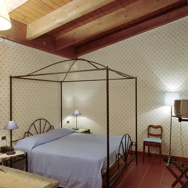 阿夸维瓦德莱丰蒂Masseria Mofetta的一间卧室配有一张带金属天蓬的床