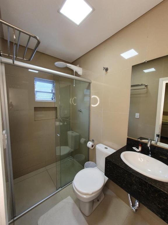 约恩维利宫殿大道酒店的浴室配有卫生间、淋浴和盥洗盆。