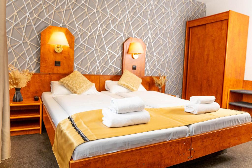 美因河畔法兰克福俄罗斯酒店的一间卧室配有带毛巾的床