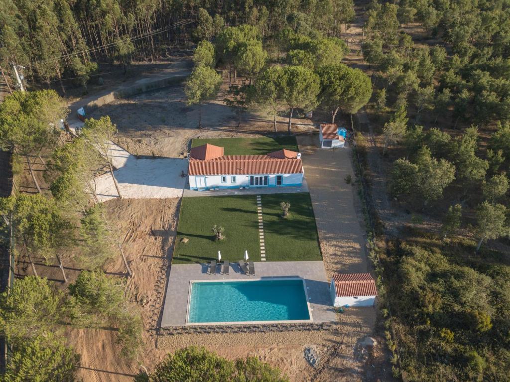 圣特奥托纽Monte dos Pinheiros的享有带游泳池的房屋的空中景致