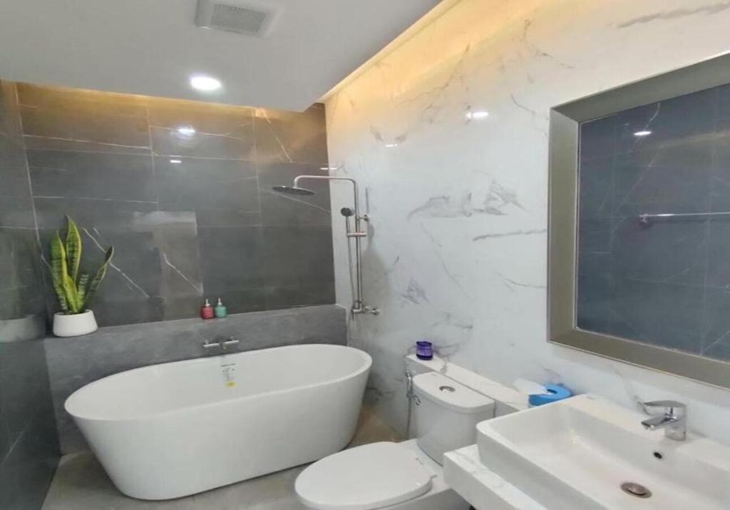 乌隆他尼Pool Villa Udonthani的带浴缸、卫生间和盥洗盆的浴室