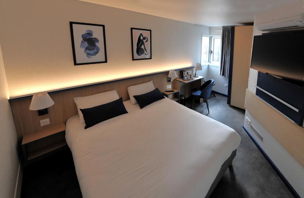 索恩河畔自由城基里亚德维勒弗兰切苏尔萨那酒店的一间酒店客房,配有一张白色的床和一张书桌