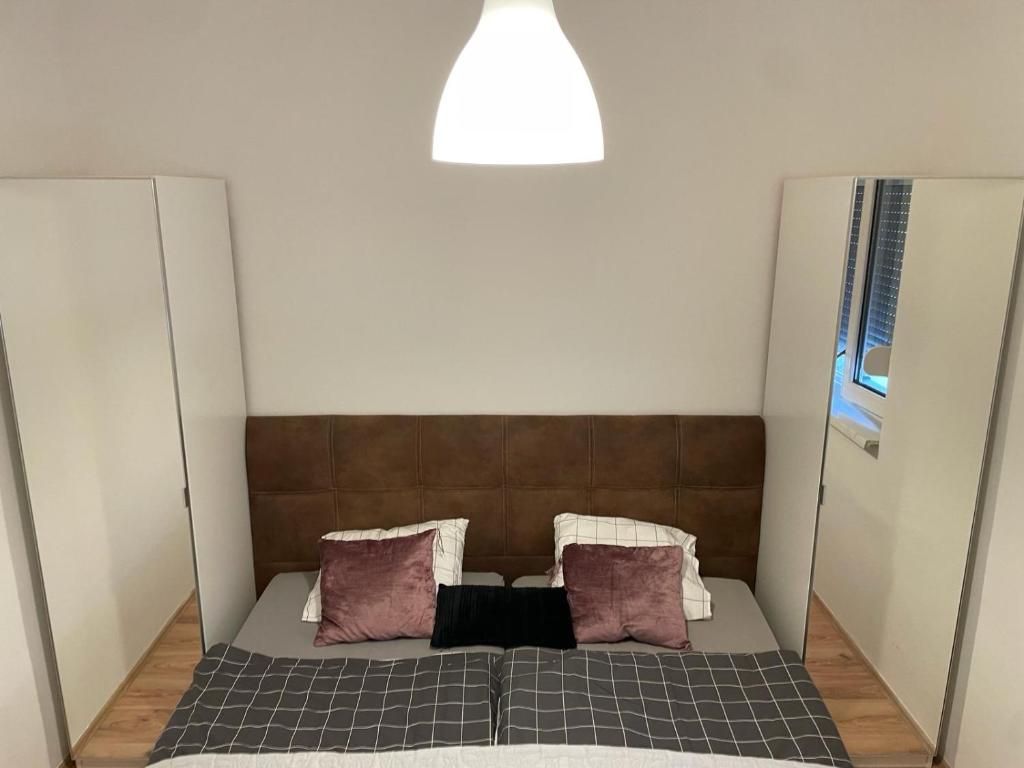 赛尔斯贝格Seiersberg的一间卧室配有带2个枕头的床